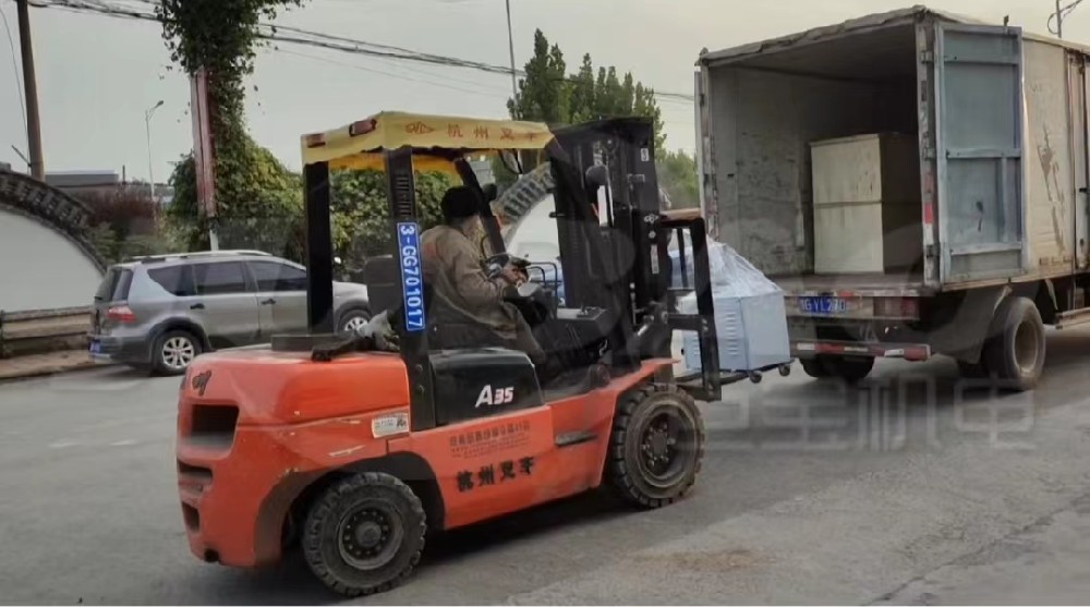 移動式真空上料機上車，發(fā)貨啦